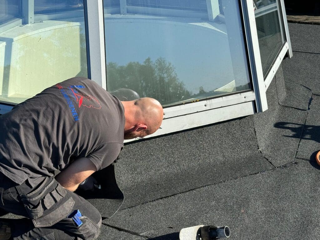 Dakdekker plaatst nieuwe dakbedekking op plat dak