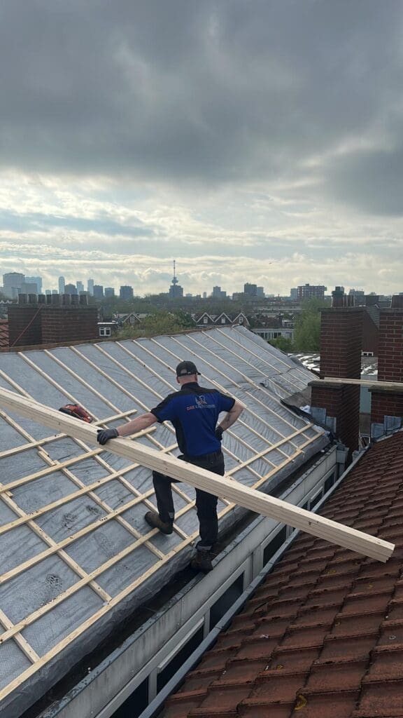 Dakdekker monteert zonnepanelen op schuin dak