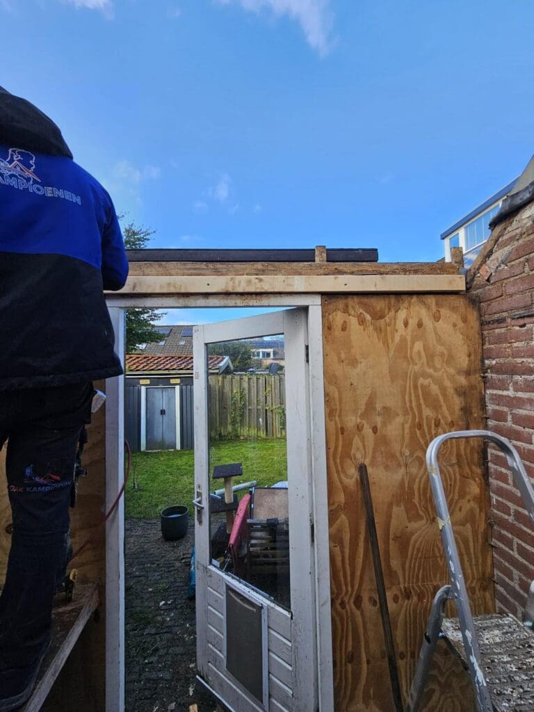 Plaatsen van houten dakconstructie op aanbouw