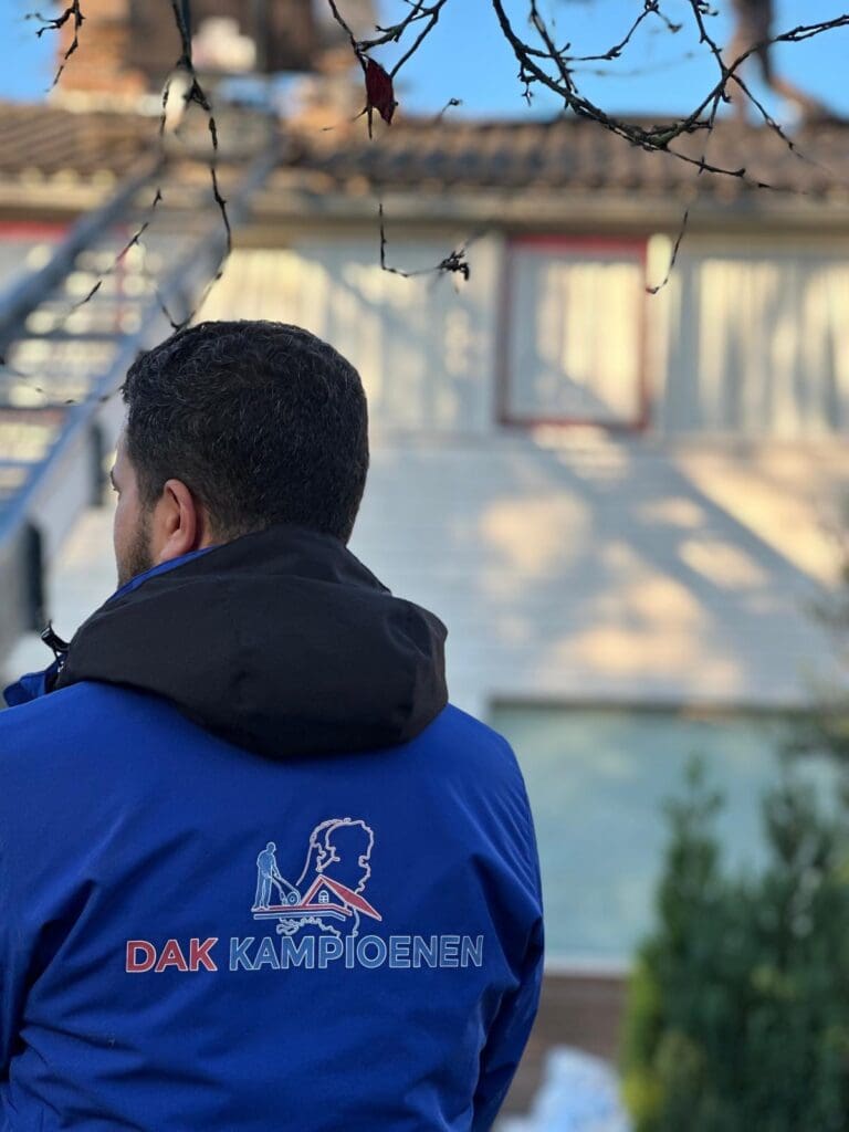 Dakdekker inspecteert dak van dichtbij
